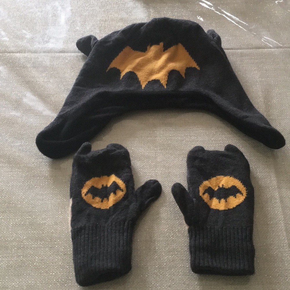 Boys Baby Gap Batman hat and mittens set.
